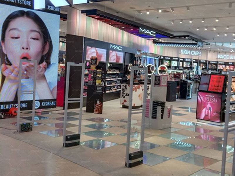 Obchod KIS Cosmetics inštaluje systém ochrany proti krádeži AM8208