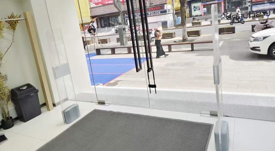 AM&RFID duálna frekvencia: Inteligentné zabezpečenie pre odevný maloobchod.